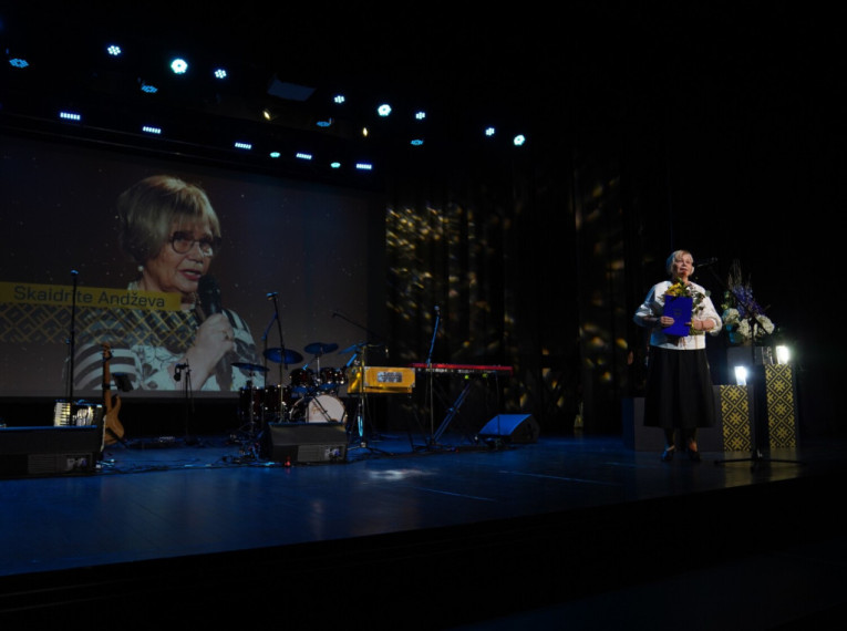 Foto: Dziesmas, teātris un radošums – Ogres novadā godināti gada kultūras laureāti