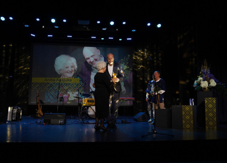 Foto: Dziesmas, teātris un radošums – Ogres novadā godināti gada kultūras laureāti