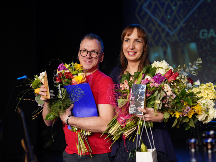 Foto: Dziesmas, teātris un radošums – Ogres novadā godināti gada kultūras laureāti