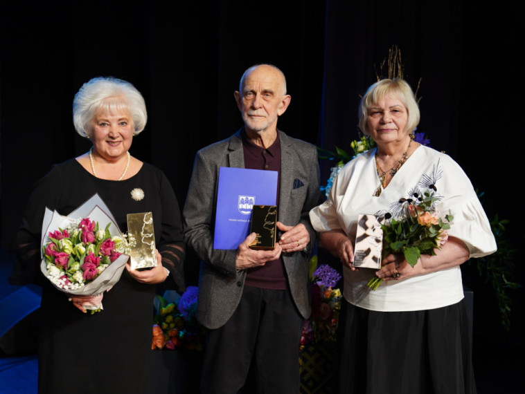 Foto: Dziesmas, teātris un radošums – Ogres novadā godināti gada kultūras laureāti