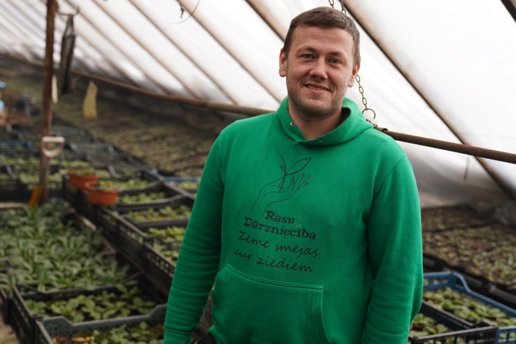 Attēls rakstam: Zeme smejas caur ziediem: Kristapa Kunderta dārzniecības stāsts Birzgalē