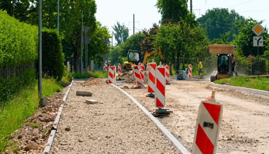 Akmeņu ielā turpinās būvdarbi - divas nedēļas aicina nenovietot automašīnas darbu zonā