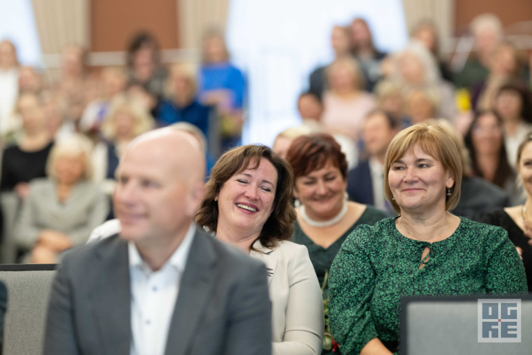 FOTO: Skolotāju dienas priekšvakarā godina titula “Ogres novada Gada pedagogs 2024” laureātus