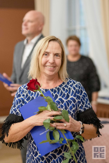 FOTO: Skolotāju dienas priekšvakarā godina titula “Ogres novada Gada pedagogs 2024” laureātus