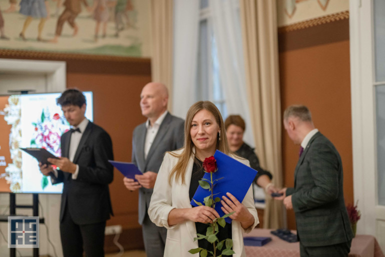 FOTO: Skolotāju dienas priekšvakarā godina titula “Ogres novada Gada pedagogs 2024” laureātus