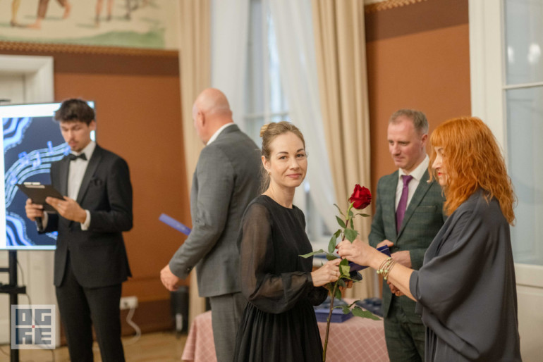 FOTO: Skolotāju dienas priekšvakarā godina titula “Ogres novada Gada pedagogs 2024” laureātus
