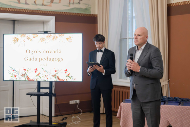FOTO: Skolotāju dienas priekšvakarā godina titula “Ogres novada Gada pedagogs 2024” laureātus