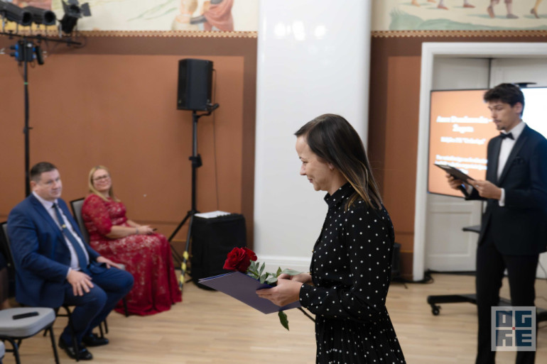 FOTO: Skolotāju dienas priekšvakarā godina titula “Ogres novada Gada pedagogs 2024” laureātus