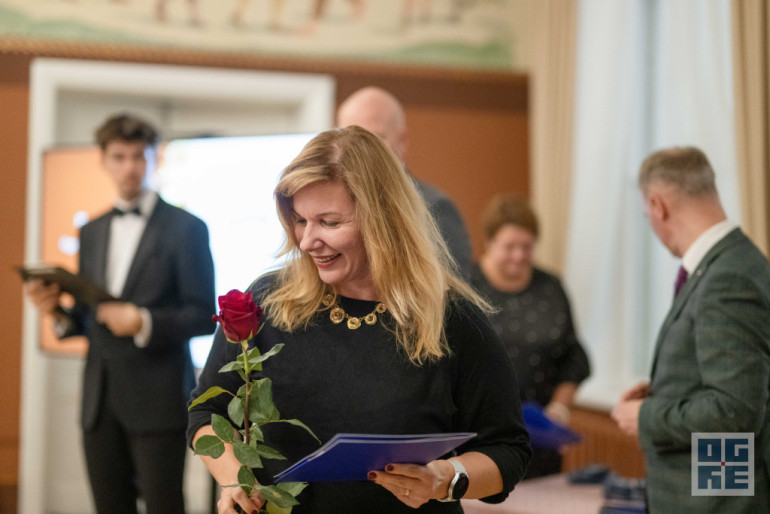 FOTO: Skolotāju dienas priekšvakarā godina titula “Ogres novada Gada pedagogs 2024” laureātus