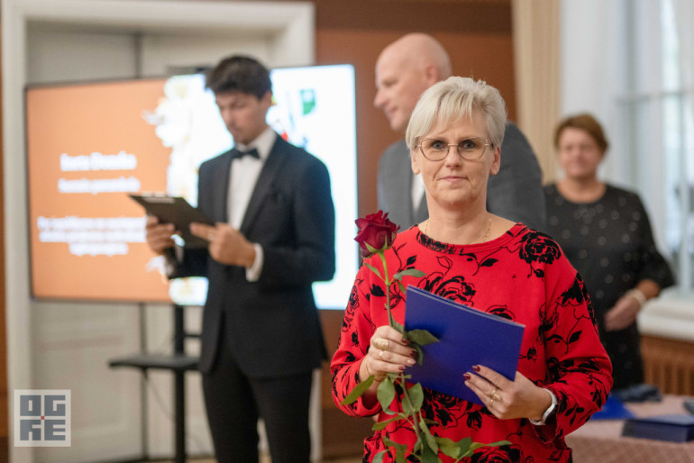 FOTO: Skolotāju dienas priekšvakarā godina titula “Ogres novada Gada pedagogs 2024” laureātus