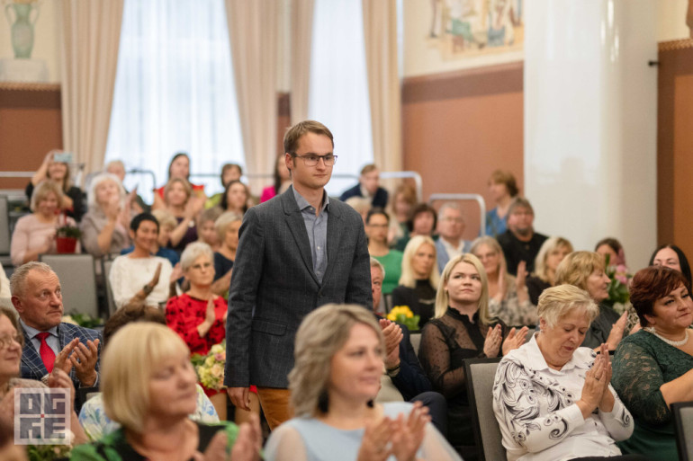 FOTO: Skolotāju dienas priekšvakarā godina titula “Ogres novada Gada pedagogs 2024” laureātus
