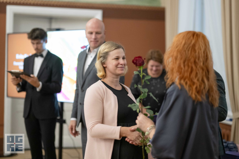 FOTO: Skolotāju dienas priekšvakarā godina titula “Ogres novada Gada pedagogs 2024” laureātus
