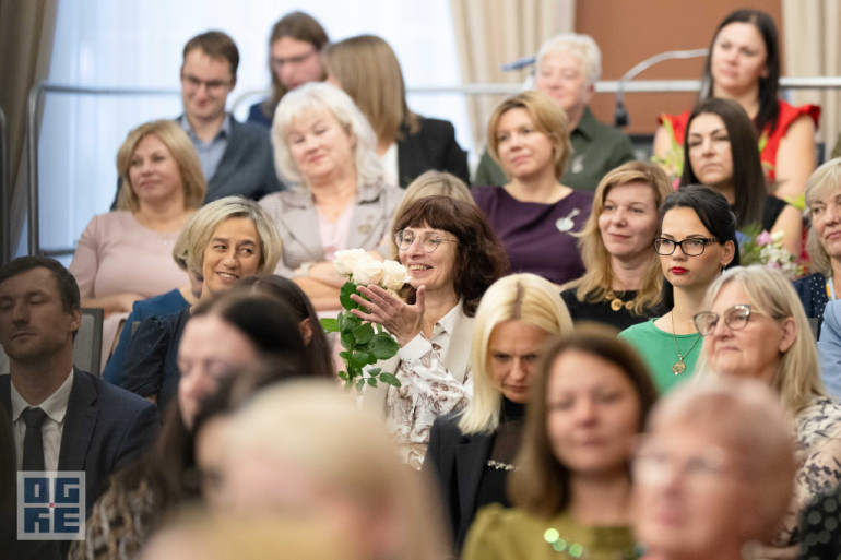 FOTO: Skolotāju dienas priekšvakarā godina titula “Ogres novada Gada pedagogs 2024” laureātus