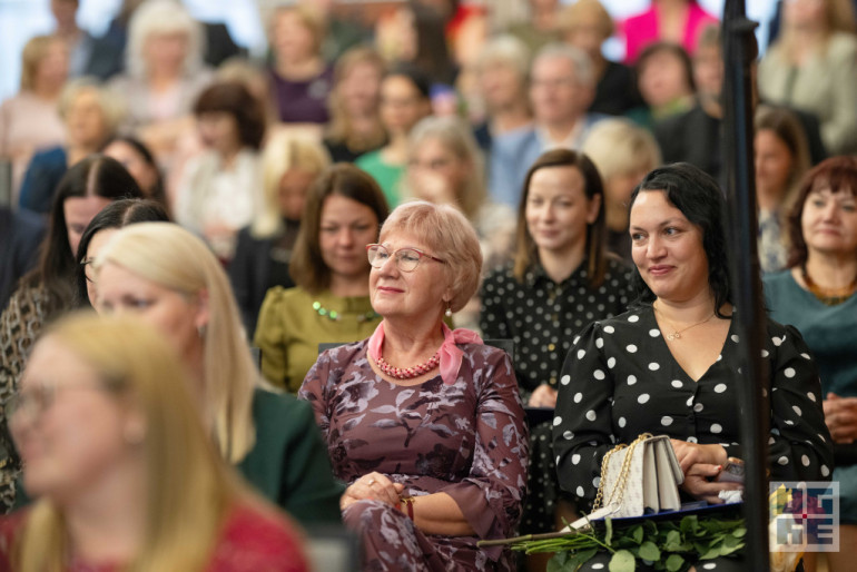 FOTO: Skolotāju dienas priekšvakarā godina titula “Ogres novada Gada pedagogs 2024” laureātus