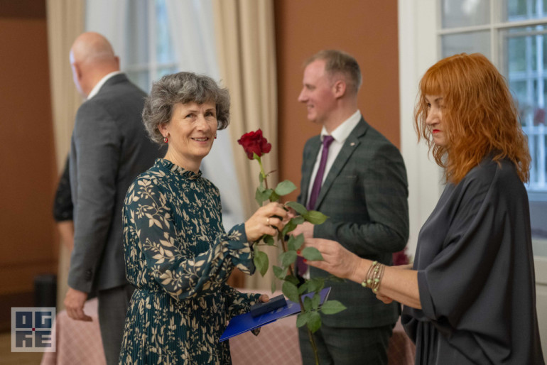 FOTO: Skolotāju dienas priekšvakarā godina titula “Ogres novada Gada pedagogs 2024” laureātus