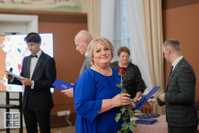 FOTO: Skolotāju dienas priekšvakarā godina titula “Ogres novada Gada pedagogs 2024” laureātus