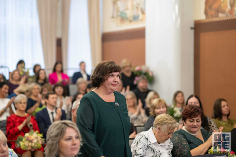 FOTO: Skolotāju dienas priekšvakarā godina titula “Ogres novada Gada pedagogs 2024” laureātus