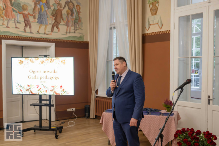 FOTO: Skolotāju dienas priekšvakarā godina titula “Ogres novada Gada pedagogs 2024” laureātus