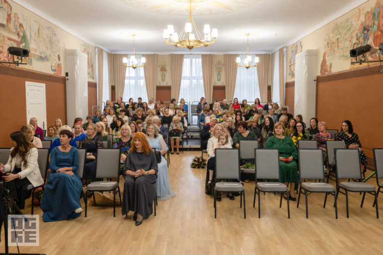 FOTO: Skolotāju dienas priekšvakarā godina titula “Ogres novada Gada pedagogs 2024” laureātus
