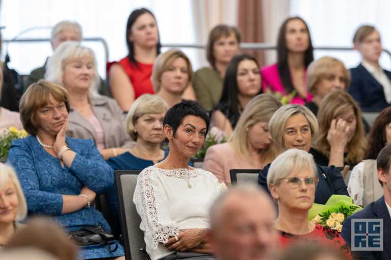 FOTO: Skolotāju dienas priekšvakarā godina titula “Ogres novada Gada pedagogs 2024” laureātus
