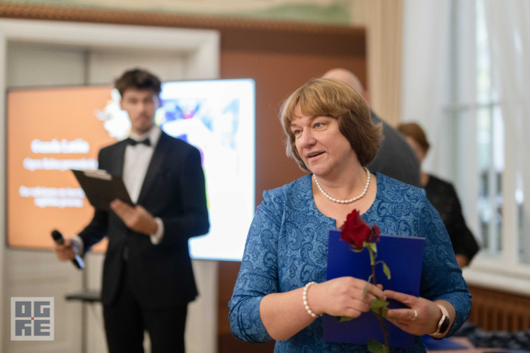 FOTO: Skolotāju dienas priekšvakarā godina titula “Ogres novada Gada pedagogs 2024” laureātus