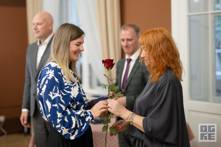 FOTO: Skolotāju dienas priekšvakarā godina titula “Ogres novada Gada pedagogs 2024” laureātus