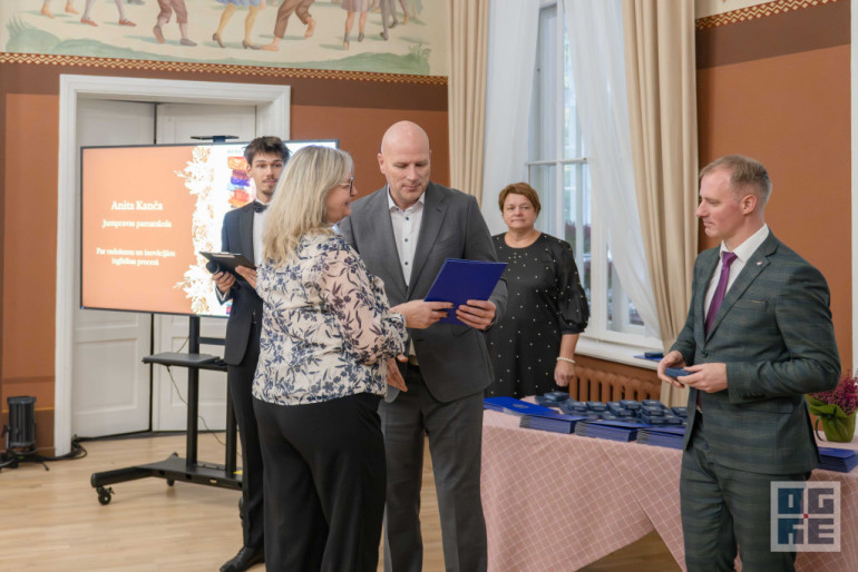 FOTO: Skolotāju dienas priekšvakarā godina titula “Ogres novada Gada pedagogs 2024” laureātus