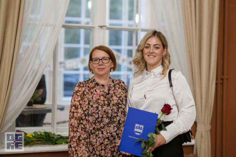 FOTO: Skolotāju dienas priekšvakarā godina titula “Ogres novada Gada pedagogs 2024” laureātus