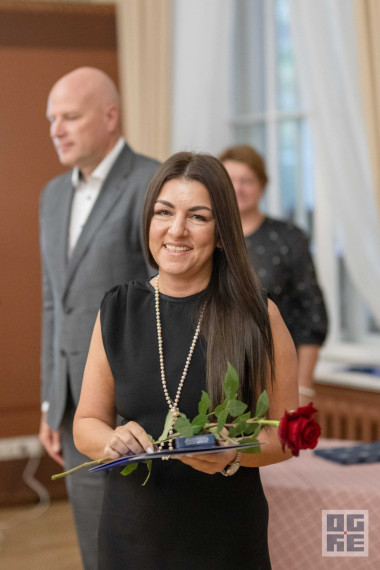 FOTO: Skolotāju dienas priekšvakarā godina titula “Ogres novada Gada pedagogs 2024” laureātus