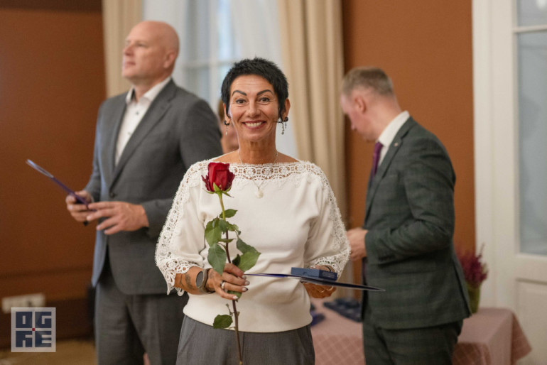 FOTO: Skolotāju dienas priekšvakarā godina titula “Ogres novada Gada pedagogs 2024” laureātus