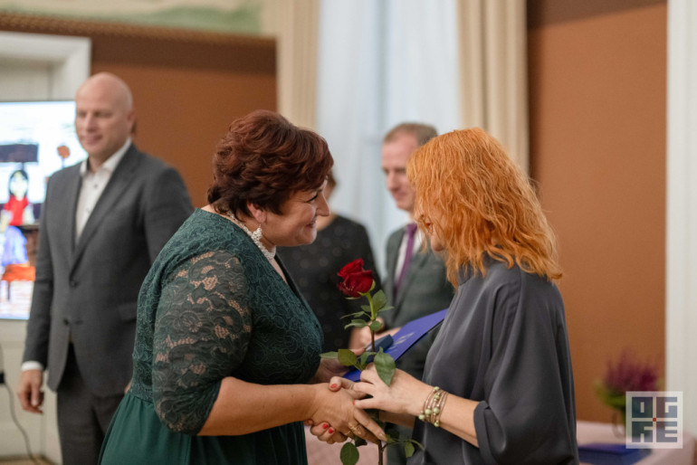 FOTO: Skolotāju dienas priekšvakarā godina titula “Ogres novada Gada pedagogs 2024” laureātus