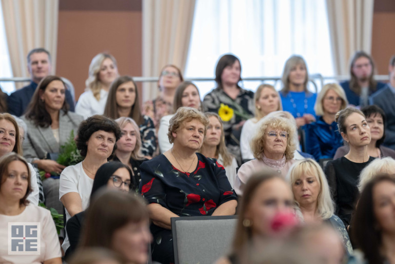 FOTO: Skolotāju dienas priekšvakarā godina titula “Ogres novada Gada pedagogs 2024” laureātus