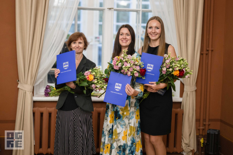 FOTO: Skolotāju dienas priekšvakarā godina titula “Ogres novada Gada pedagogs 2024” laureātus