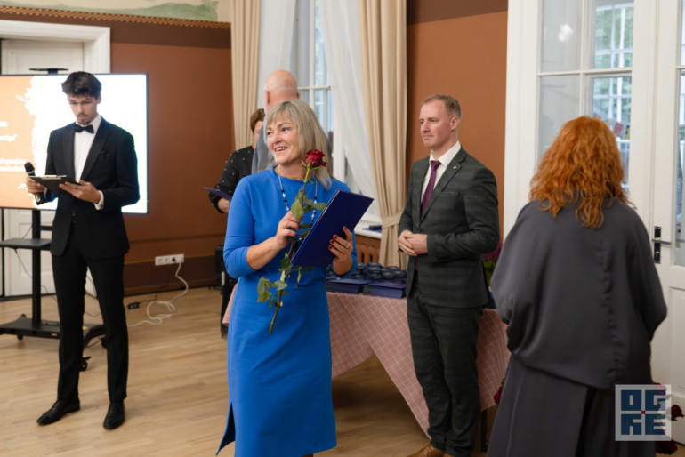 FOTO: Skolotāju dienas priekšvakarā godina titula “Ogres novada Gada pedagogs 2024” laureātus