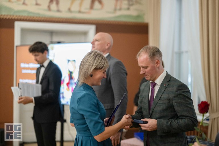 FOTO: Skolotāju dienas priekšvakarā godina titula “Ogres novada Gada pedagogs 2024” laureātus