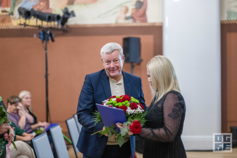 FOTO: Skolotāju dienas priekšvakarā godina titula “Ogres novada Gada pedagogs 2024” laureātus