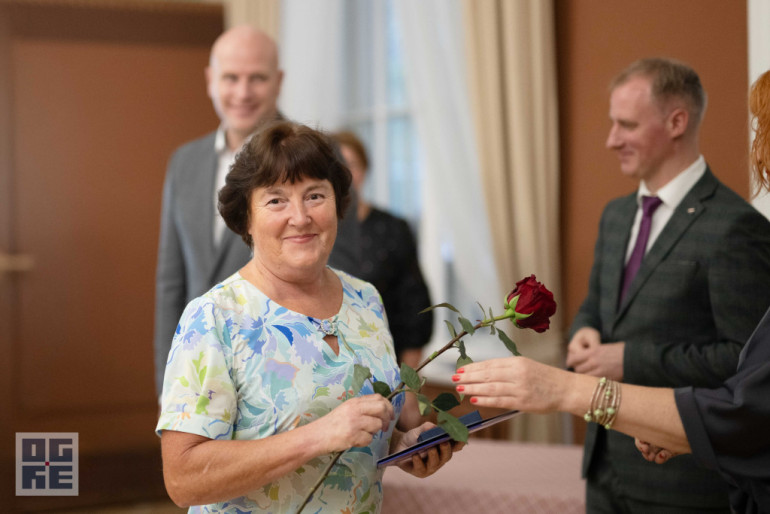 FOTO: Skolotāju dienas priekšvakarā godina titula “Ogres novada Gada pedagogs 2024” laureātus