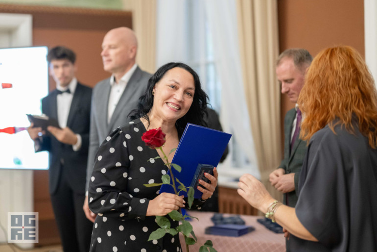 FOTO: Skolotāju dienas priekšvakarā godina titula “Ogres novada Gada pedagogs 2024” laureātus