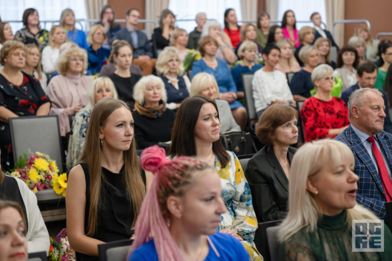 FOTO: Skolotāju dienas priekšvakarā godina titula “Ogres novada Gada pedagogs 2024” laureātus