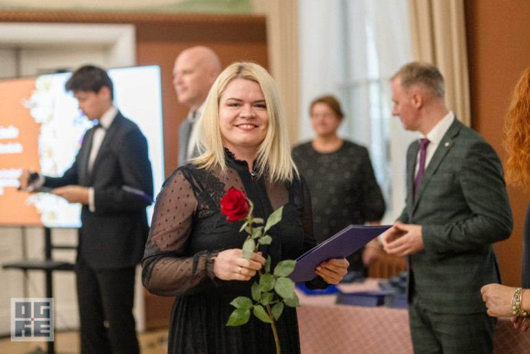 FOTO: Skolotāju dienas priekšvakarā godina titula “Ogres novada Gada pedagogs 2024” laureātus