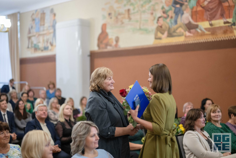 FOTO: Skolotāju dienas priekšvakarā godina titula “Ogres novada Gada pedagogs 2024” laureātus