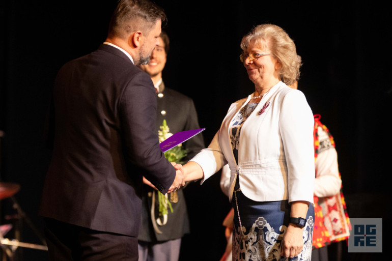 FOTO: Svinīgā pasākumā godināti Ogres novada Goda pilsoņi un Gada cilvēki