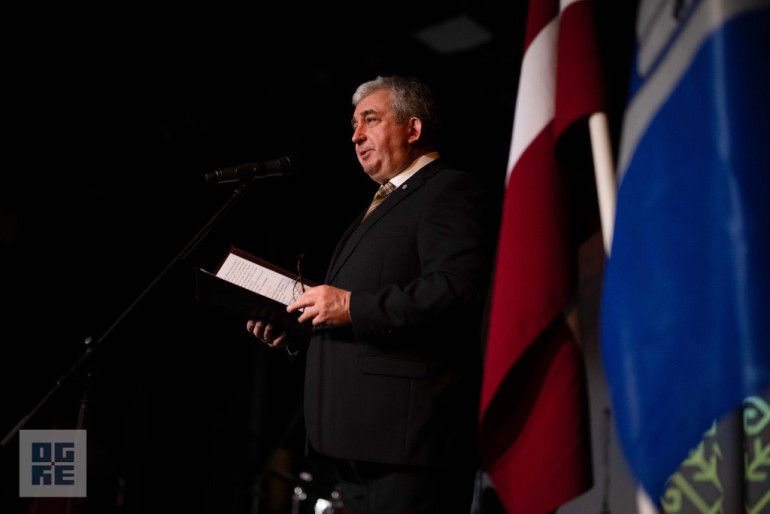 FOTO: Svinīgā pasākumā godināti Ogres novada Goda pilsoņi un Gada cilvēki