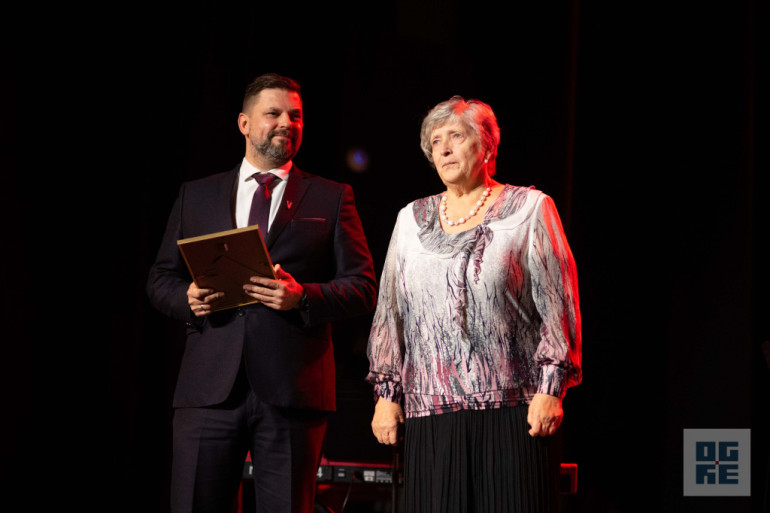 FOTO: Svinīgā pasākumā godināti Ogres novada Goda pilsoņi un Gada cilvēki