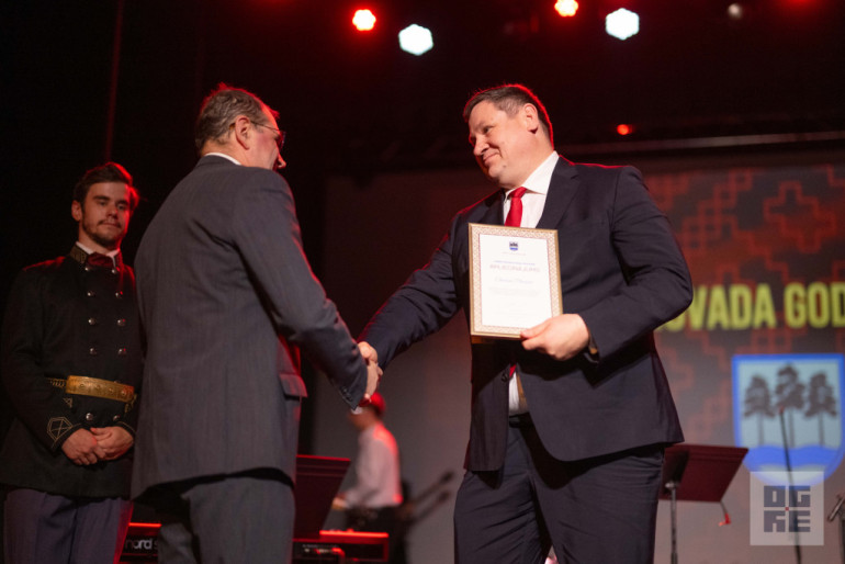 FOTO: Svinīgā pasākumā godināti Ogres novada Goda pilsoņi un Gada cilvēki