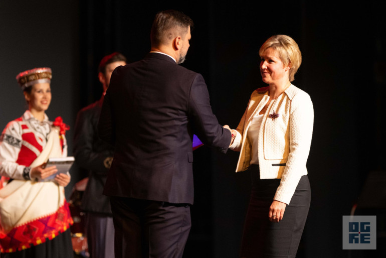 FOTO: Svinīgā pasākumā godināti Ogres novada Goda pilsoņi un Gada cilvēki