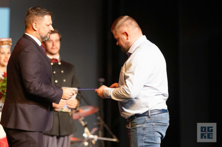 FOTO: Svinīgā pasākumā godināti Ogres novada Goda pilsoņi un Gada cilvēki