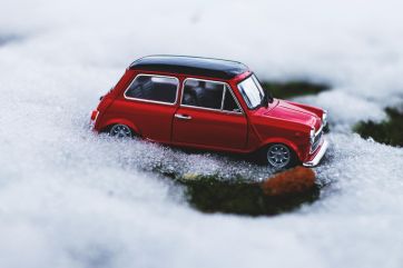 Attēls rakstam: Atkal apledojis stikls? 7 padomi, kā notīrīt vējstiklu ātri un droši