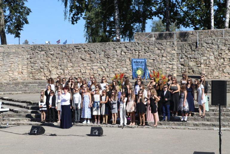 FOTO: Ogres novada skolās sācies jaunais mācību gads