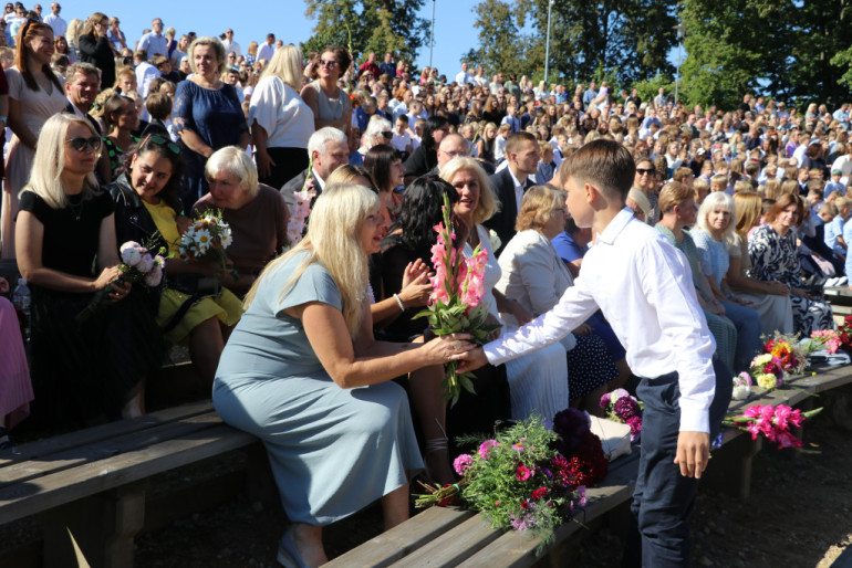 FOTO: Ogres novada skolās sācies jaunais mācību gads